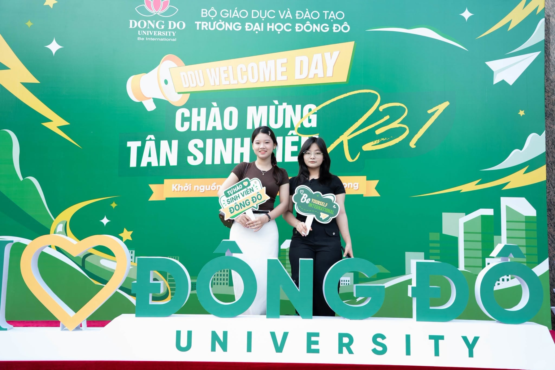 Không khí rộn ràng trong ngày hội nhập học tân sinh viên K31 tại Trường Đại học Đông Đô